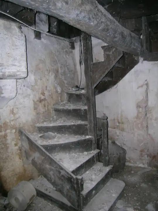 Petit escalier ancien  Louis XIV en chêne