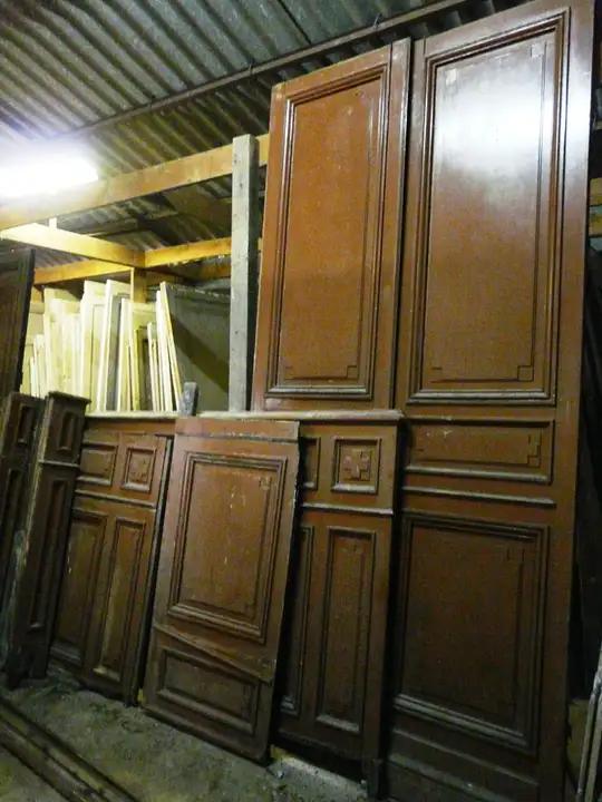 Lot de cimaise en sapin, composées de 5 panneaux : 218 + 350 + 75 + 70 + 60,, d'une porte simple : 77 x 237 cm et d'un panneaux long