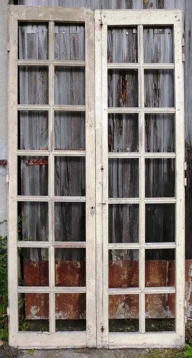 Fenêtre à petits carreaux en bois