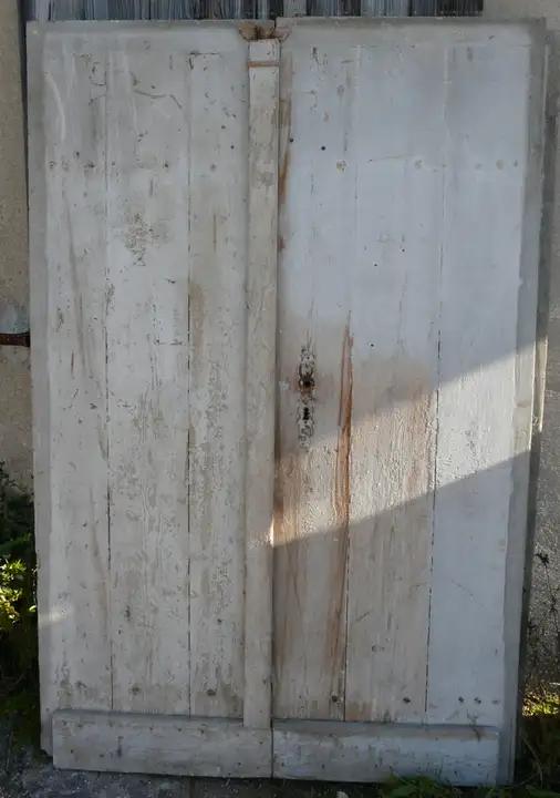 Volets anciens en sapin pour une porte d'entrée