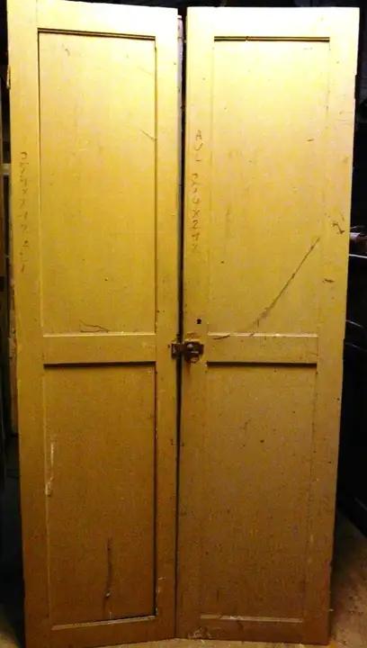 Double portes de placard en bois