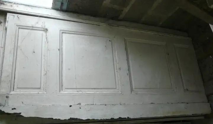 Cimaises , boiserie basse en bois