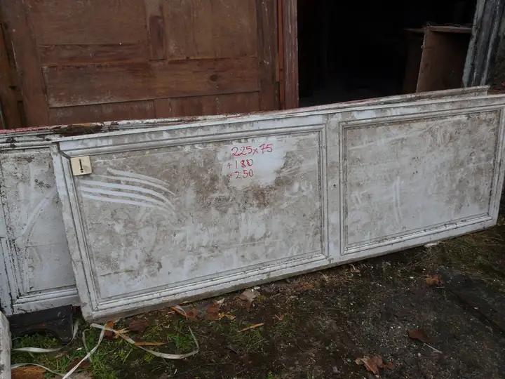 Cimaise en bois, boiserie basse, composée de 3 panneaux :