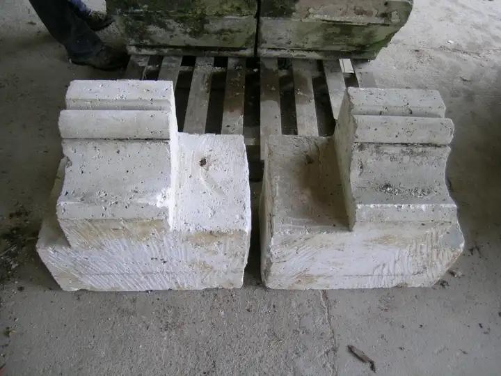 2 corbeaux de soustient anciens en pierre dure de Charente