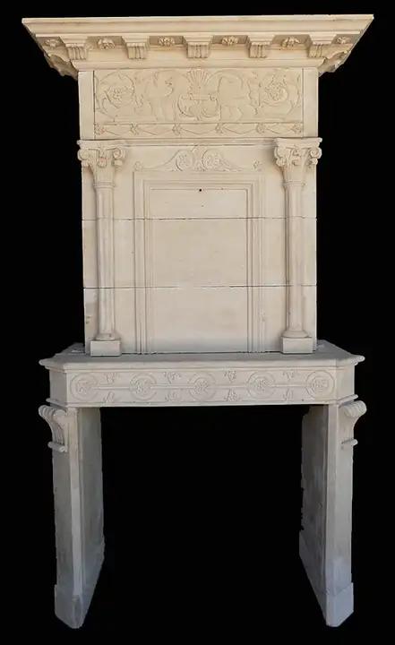 Ancienne cheminée à trumeau décorée de colonnes et d'animaux