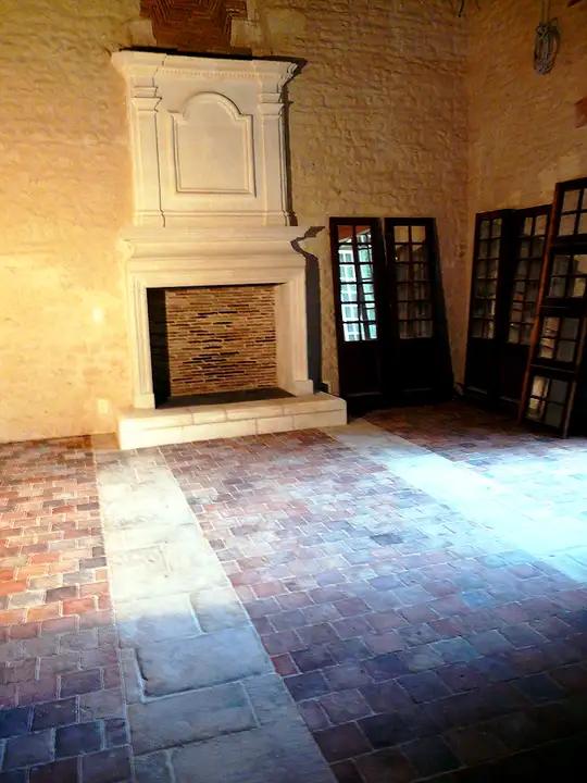 Restauration d'une cheminée à trumeau et du sol en terre cuite et dallage d'une piece d'un logis Charentais