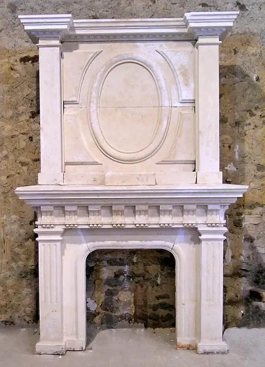 Ancienne cheminée à trumeau Neogothique en pierre de Charente