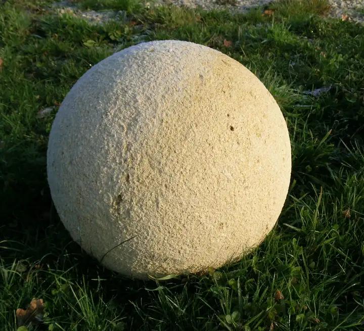 Boule en pierre de St Macaire