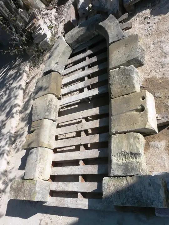 Réalisation sur demande d'un encadrement de porte cintré de style gothique