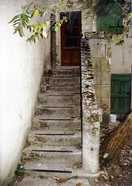 Escalier extérieur ancien composé de 12 marches avec son cabanon