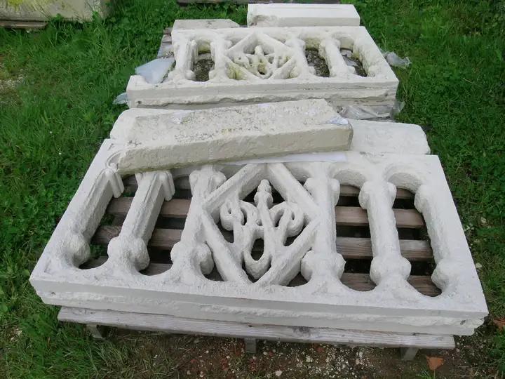 Ancien balcon Gothique en pierre composé de 2 élements de 1.25m et d'une partie centrale
