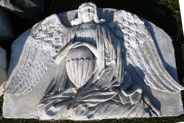 Bas relief en pierre de Charente representant un ange