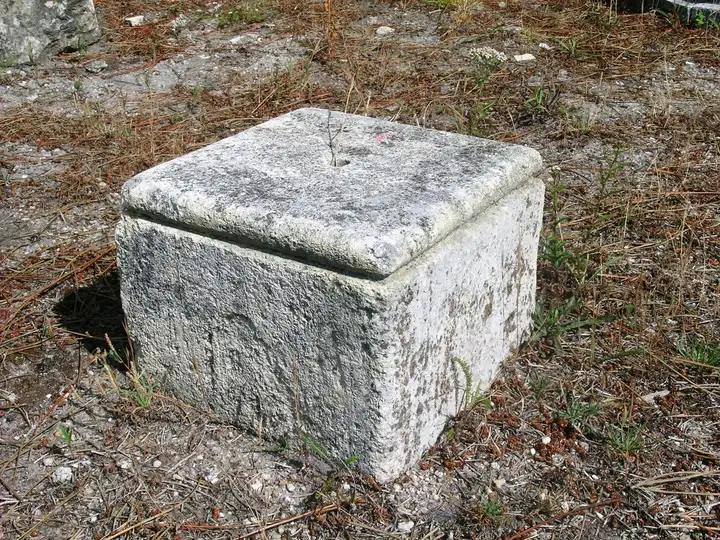 Ancien socle d'élement de decoration en pierre