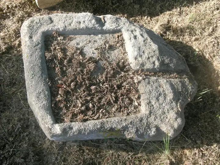 Ancien evier en pierre rustique avec égouttoir arrière