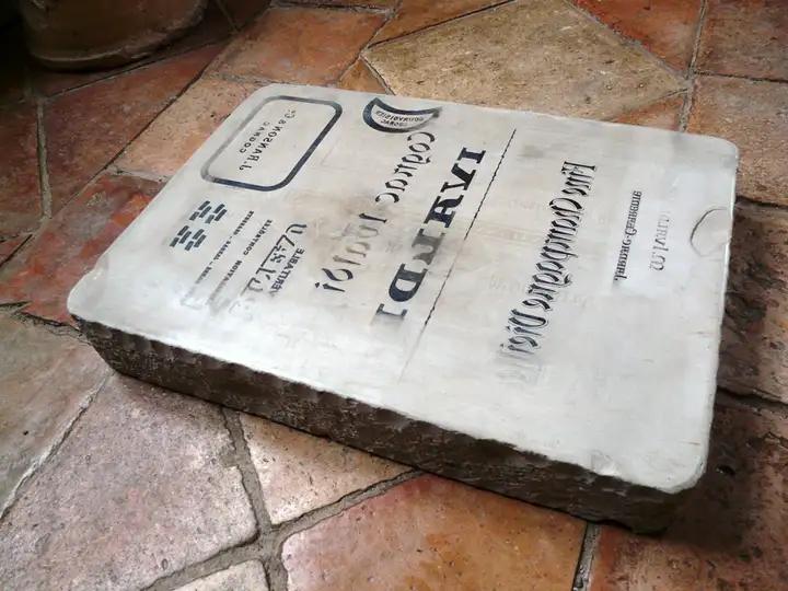 Important lot de pierres d'imprimerie avec traces d'étiquettes de Cognac des annees 1900