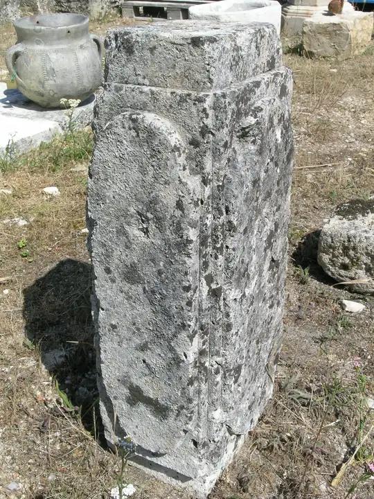 Socle en pierre à chapelle LXIV