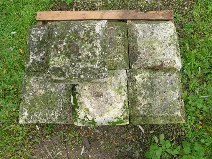 socle de piliers de bois d'une grange
