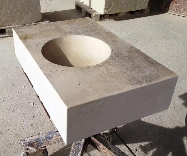 vasque en pierre dure de Charente