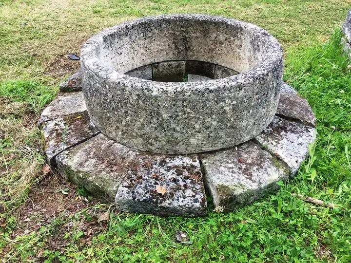 Bassin circulaire en pierre anncienne.Dimension intérieur 100cm
