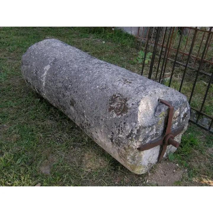 Ancien rouleau en pierre de Charente