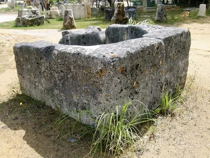 Ancienne margelle de puits de village déformée par son utilisation
