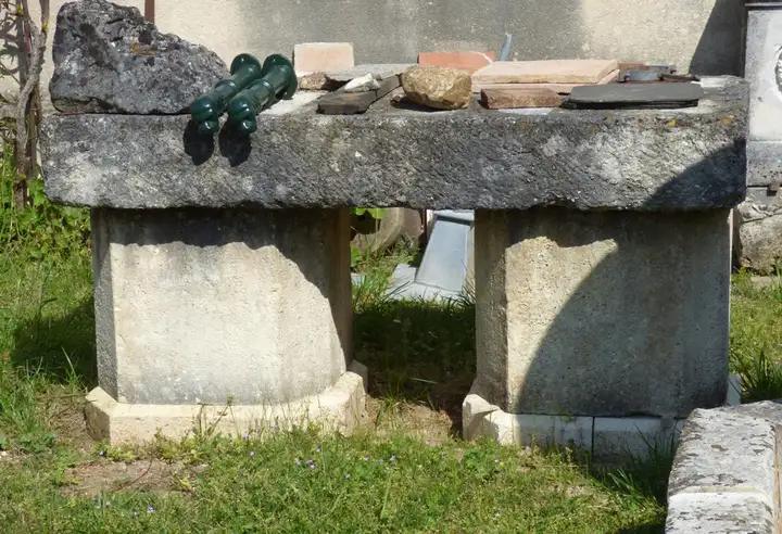 Ancienne table composée de deux gros socles monolithes à pans coupés et d'un plateau épais