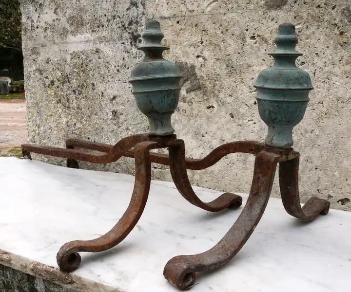 Paire de chenets Louis XIV en fer et bronze