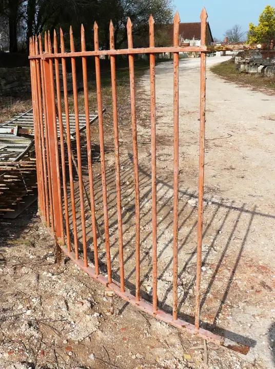2 panneaux de grilles en fer ceintrés (2.30m)
