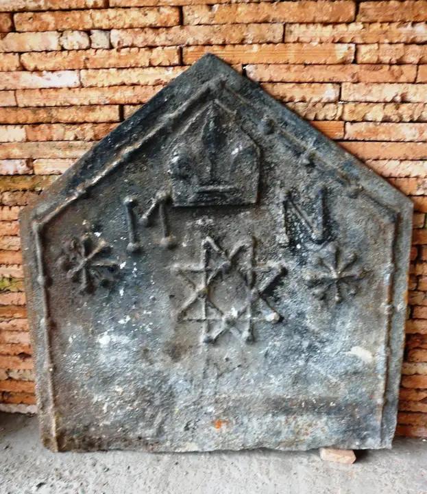 Plaque de fonte gothique