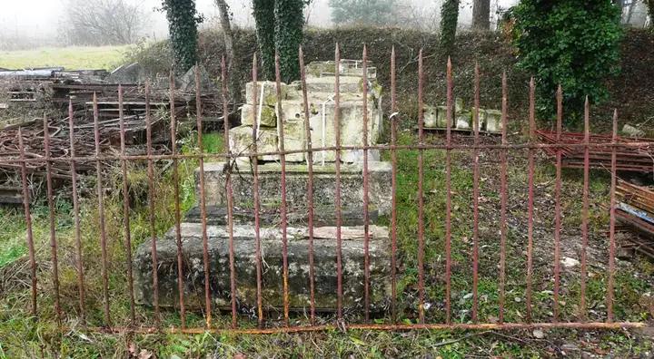Défence de fenêtre (porche) en fer forgé