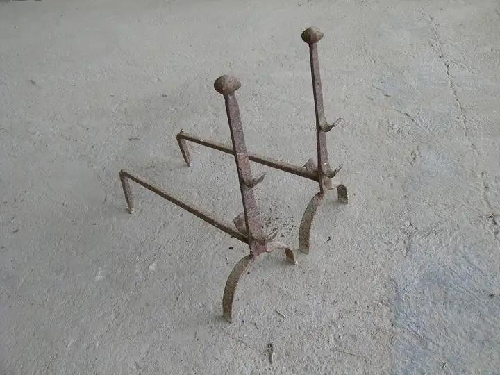 Ancienne paire de chenets en fer forgé
