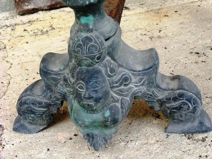 Paire de chenets en bronze XVIIeme siècle dit " marmousset" dont un en mauvais état