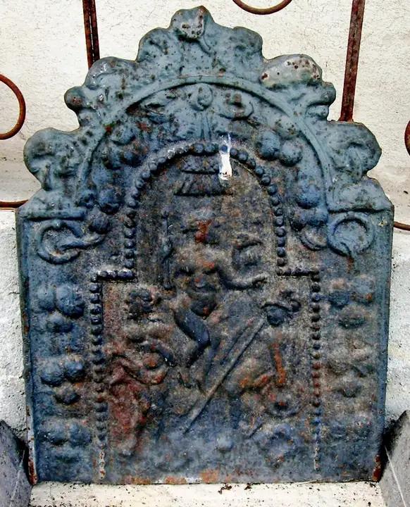 Plaque de fonte décorée de réédition