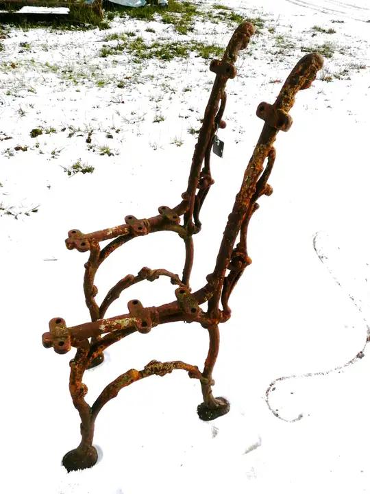 paire de vieux pieds de banc en fonte