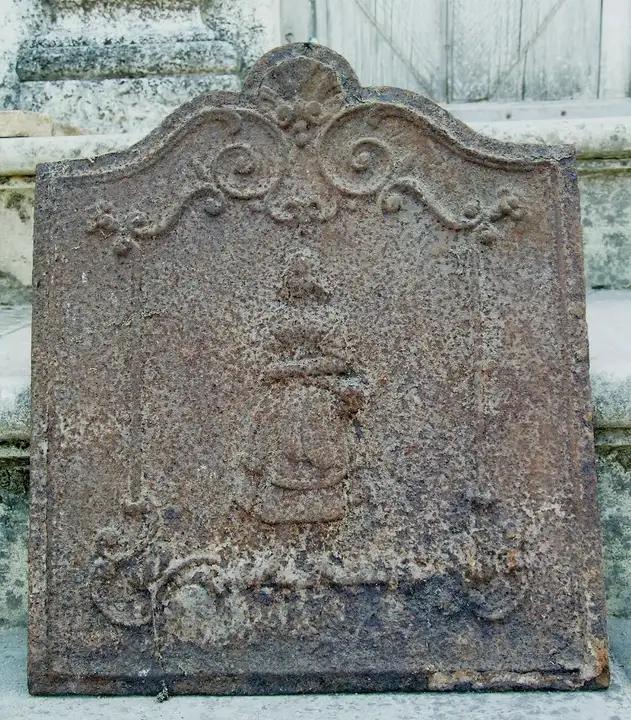 Plaque de fonte decorée ancienne