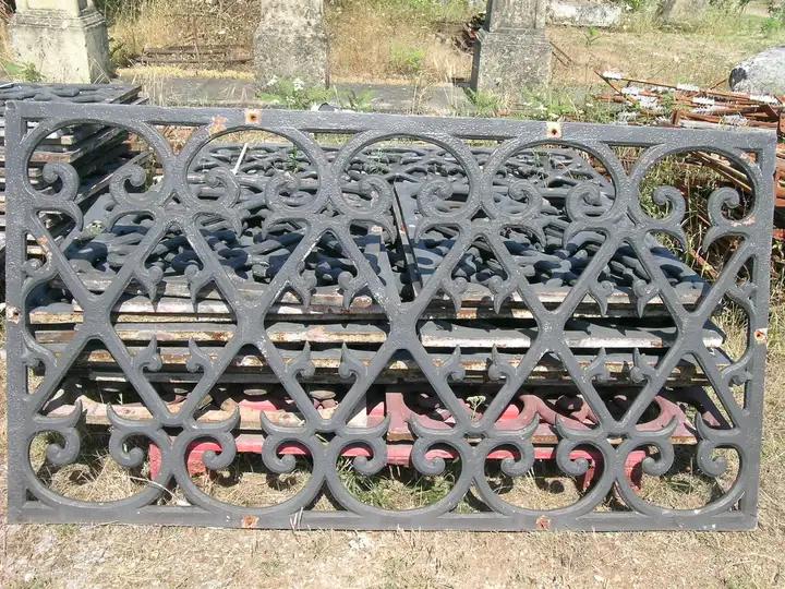 Balcon en fonte pouvant etre utilisé comme grille