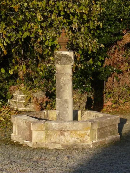 Bassin hexagonal à colonne