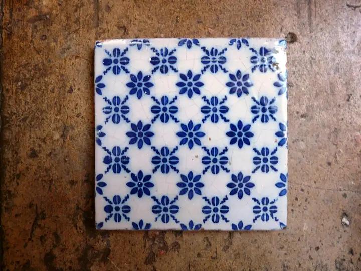 Lot composé de 52  petits carreaux décoratifs en faïence