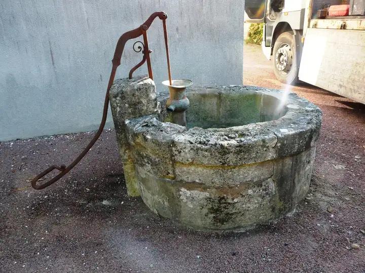 Margelle de puits en pierre de Gironde