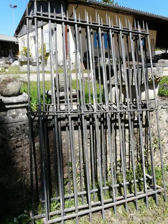 une grille de protection de fenêtre en fer forgé