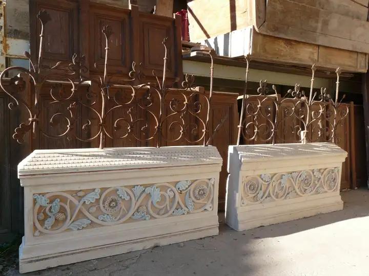 paire de ballustrades en pierre coiffées de fer forgé