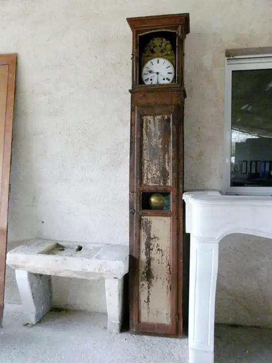 Horloge de parquet en noyer avec son mouvement à lentille