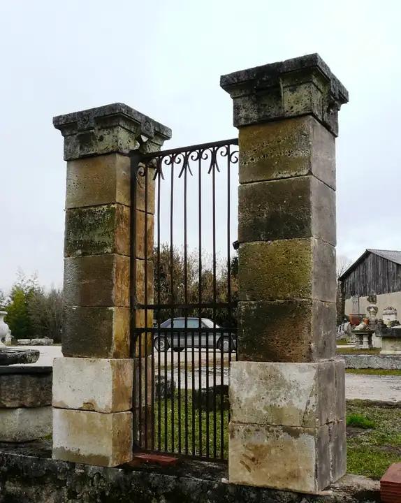 Paire de piliers Directoire en pierre d'Angouleme(Charente)presentée avec le portillon Ref 6249