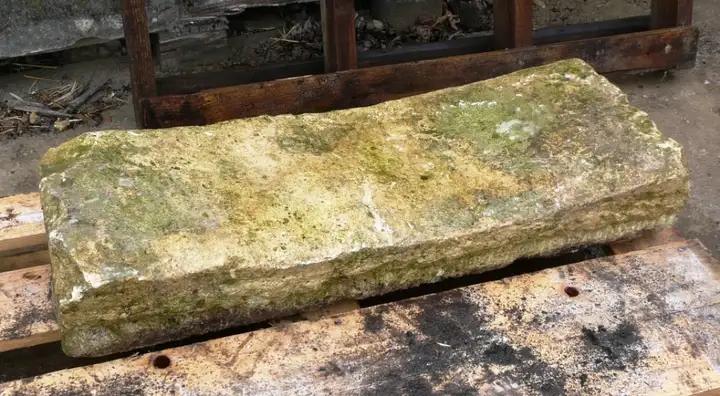 Seuil de porte en pierre à l'usure prononcée