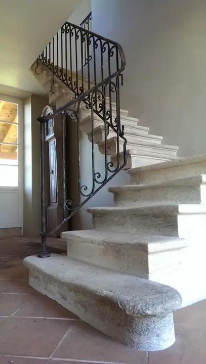 Création d'un escalier en pierre a partir de marches anciennes et d'une rampe authentique