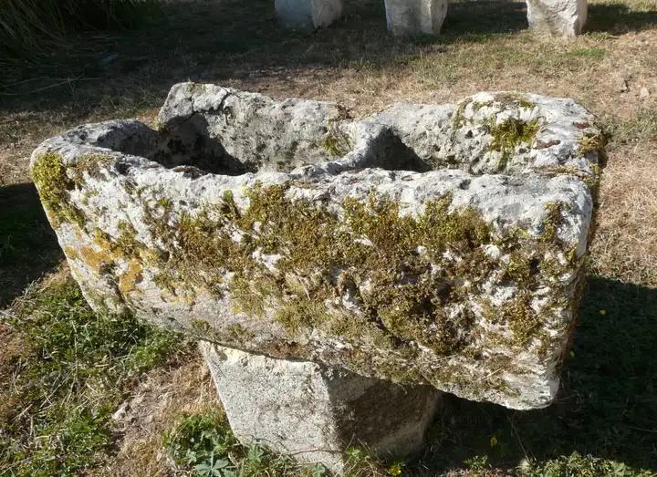 Auge en pierre à double receptacles