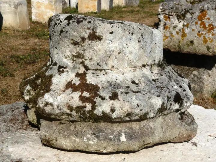 socle creux en pierre en deux parties