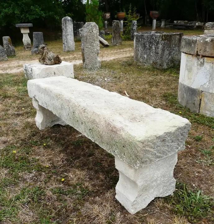 Banc en pierre de Charente blanche
