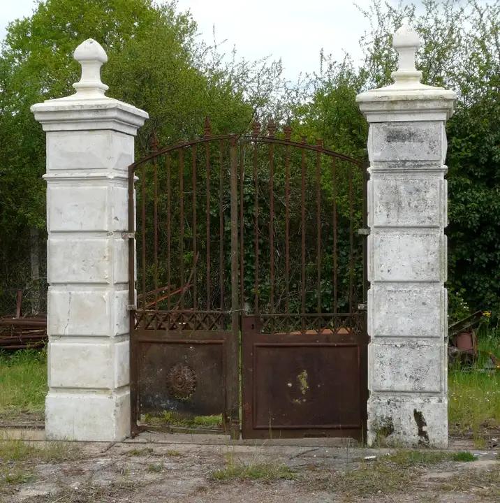 Paire de piliers anciens en pierre de Saintonge