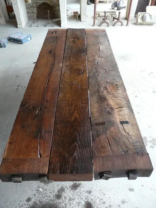 Plateaux de chéne anciens réemployés pour la fabrication d'une table de couvent